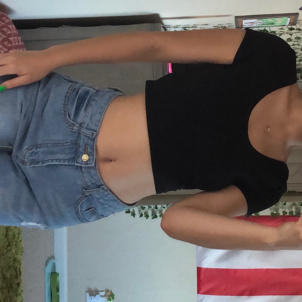 Black cropped t